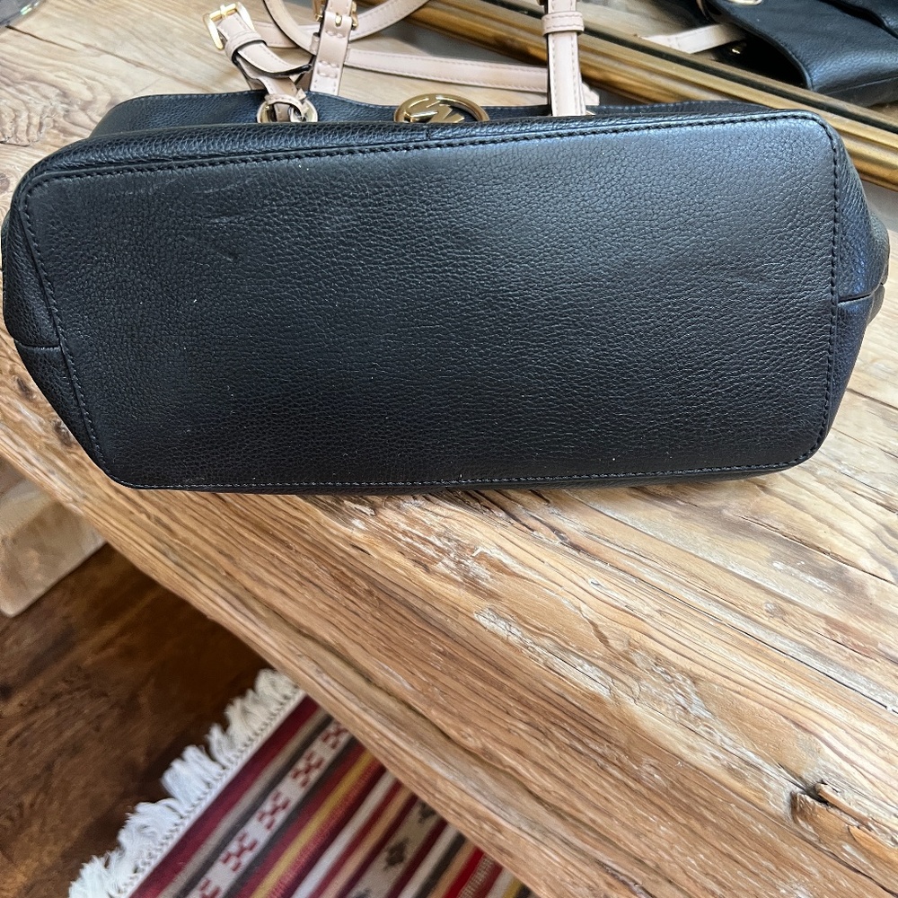 Michael Kor Bedford, Black Pebbled Soft Leather Pocket Tote with Cream Handles - Picture 5 of 5